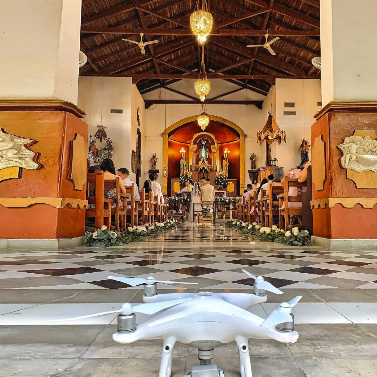 Operador de drone trabajando en evento en Antioquia